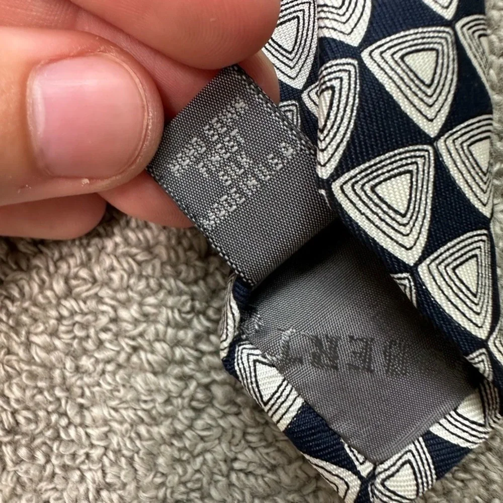 Robert Talbott Mens Silk Necktie Navy Blue Cream Geometric Triangle Pattern USA
